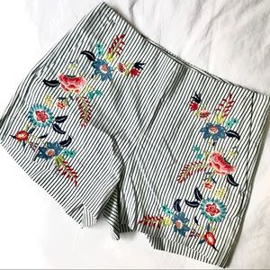 NWT White striped floral embroidered shorts 💐